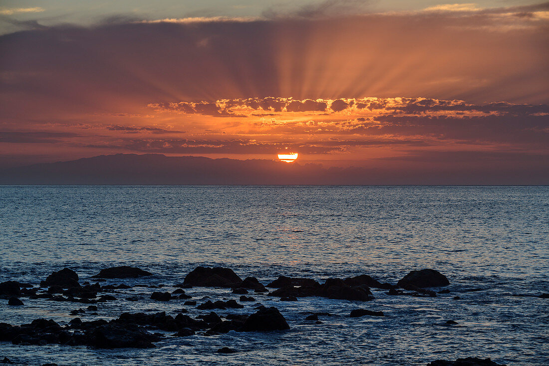 Sonnenuntergang am Strand mit Blick auf El Hierro, Valle Gran Rey, La Gomera, Kanarische Inseln, Kanaren, Spanien