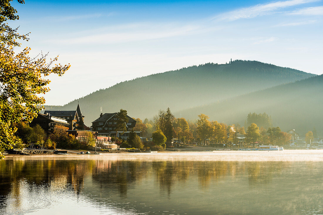 Herbstliche Morgenstimmung am Titisee, Baden-Württemberg, Schwarzwald, Deutschland