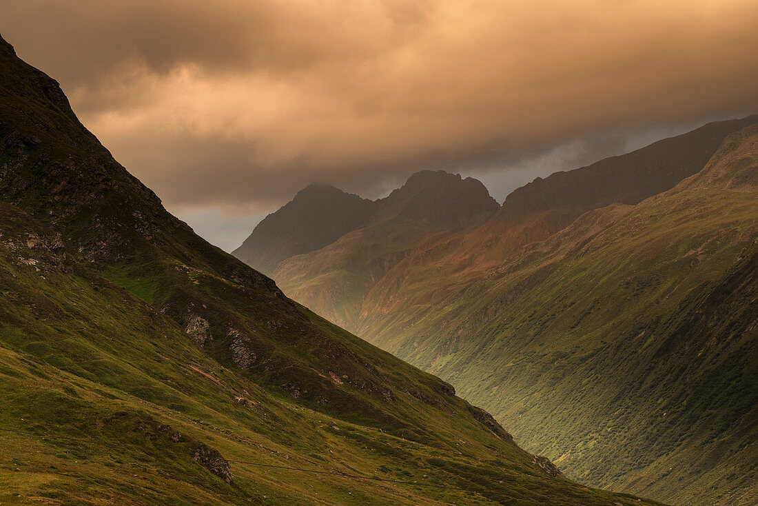 Nördererspitze und Hochnörderer unter vom letzten Sonnenlicht beleuchteter Regenwolke, Abendlicht, Galtür, Bezirk Landeck, Tirol, Österreich, Europa