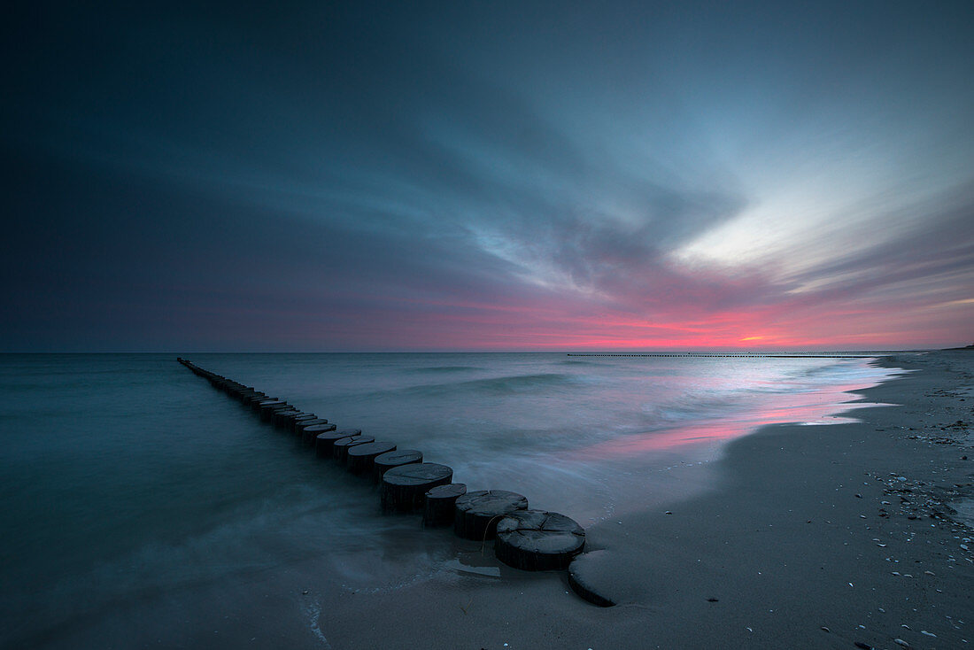 Morgendämmerung im Meer, im Vordergrund eine Buhne am Strand von Prerow, Fischland-Darß-Zingst, Mecklenburg-Vorpommern, Deutschland, Europa