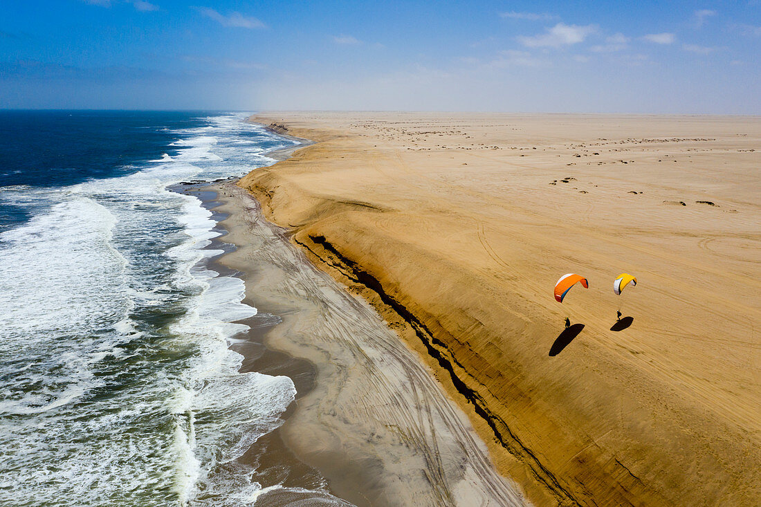 Gleitschirmfliegen an der Düne bei Henties Bay, Henties Bay, Namibia