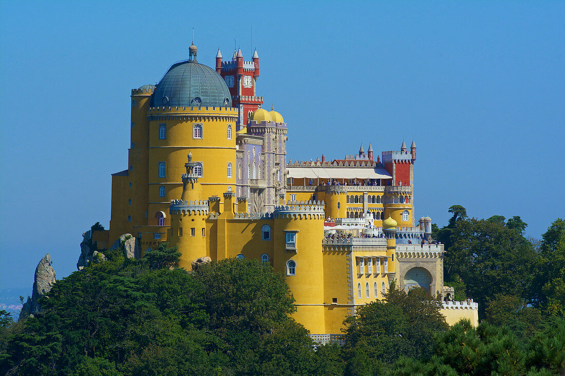 Blick auf den Pálacio da Pena aus dem Park, Umgebung von Lissabon, Portugal