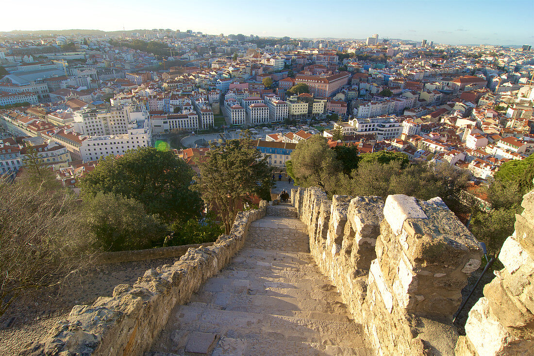 Blick vom Castelo de Sao Jorge über eine steile Treppe nach unten zur Innenstadt, Lissabon, Portugal