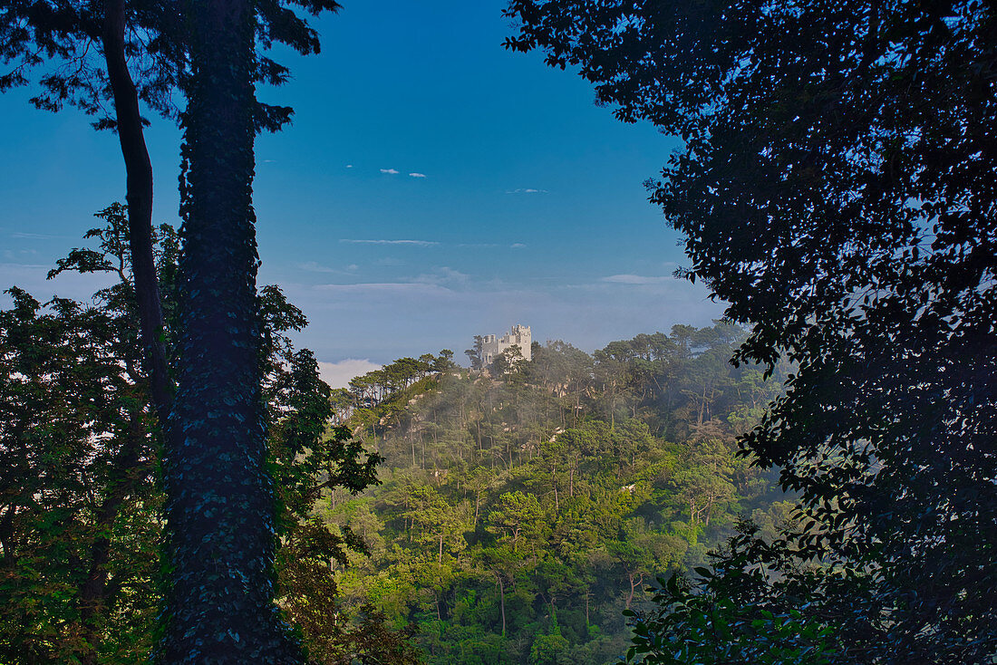 Blick vom Castelo dos Mouros zu einem Schloß oberhalb von Sintra, Umgebung von Lissabon, Portugal