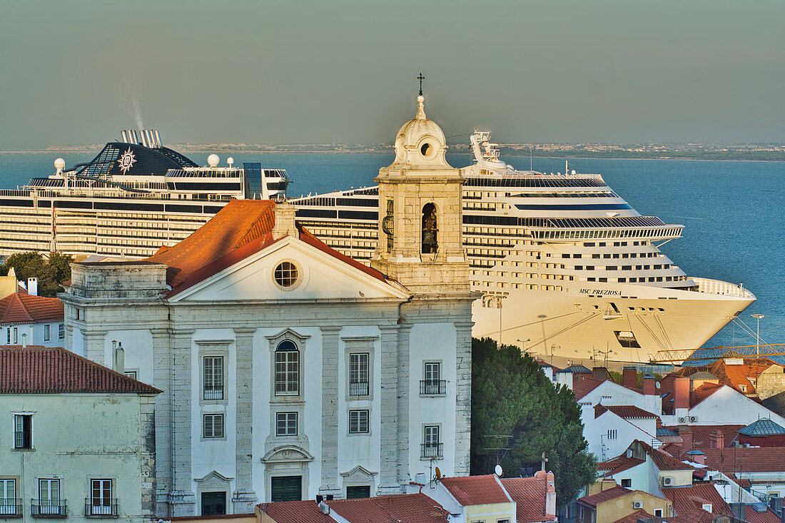 Großes Kreuzfahrtschiff, MSC Preziosa, liegt in der Alfama am Kai, Lissabon, Portugal