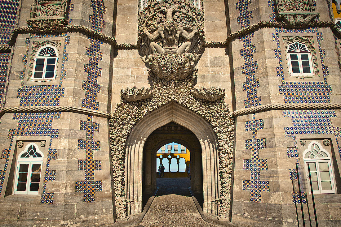 Tritontor, Tor in den hinteren Hof im Palast, Palacio da Pena, Sintra, Lissabon, Portugal