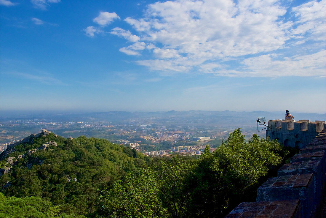 Blick vom Pálacio da Pena das weiter unten liegende Castelo dos Mouros, Umgebung von Lissabon, Portugal