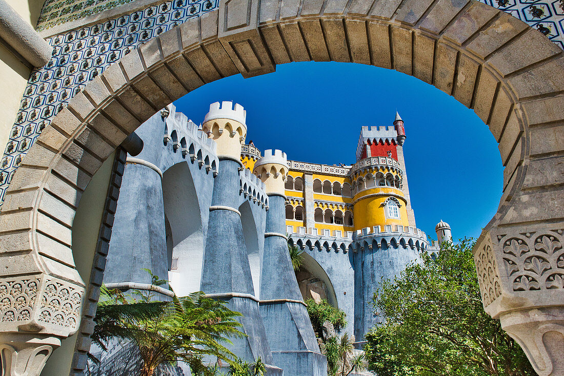Blick durch maurisch inspiriertes Tor auf den Palacio da Pena, Sintra, Lissabon, Portugal