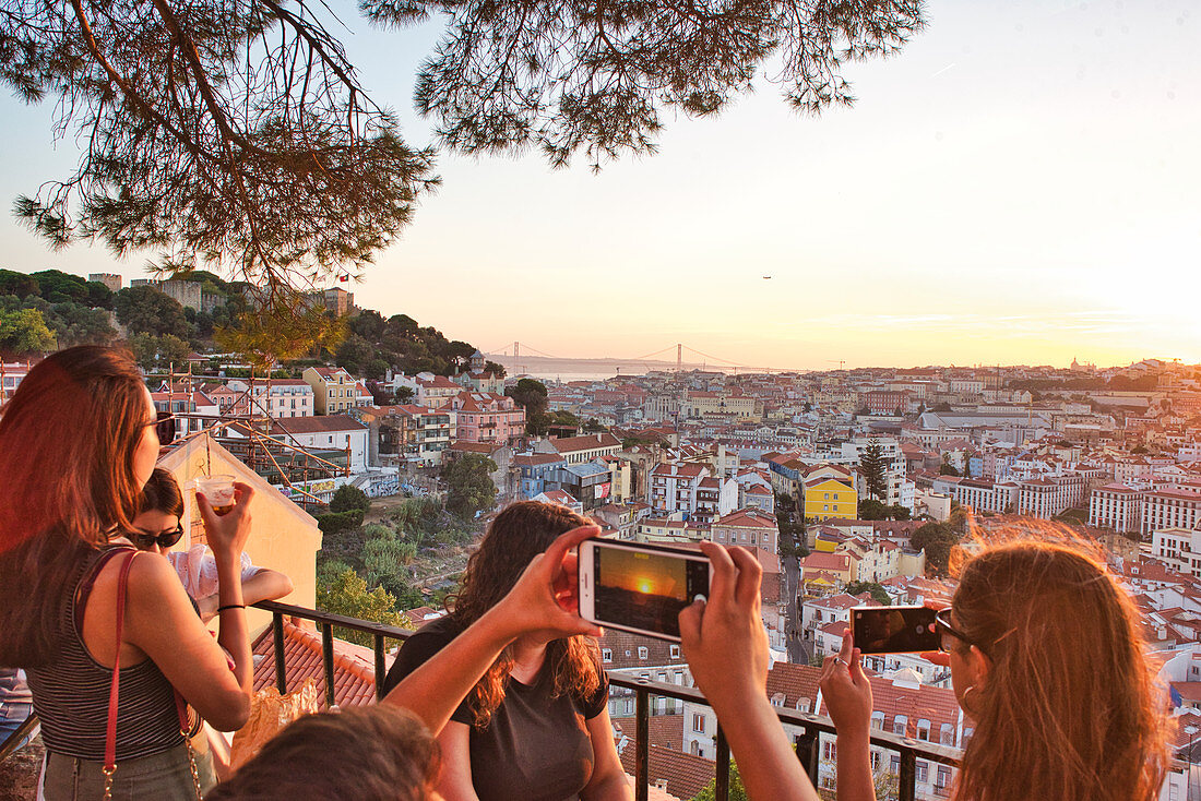 Junge Leute blicken auf Alfama, Lissabon, Portugal
