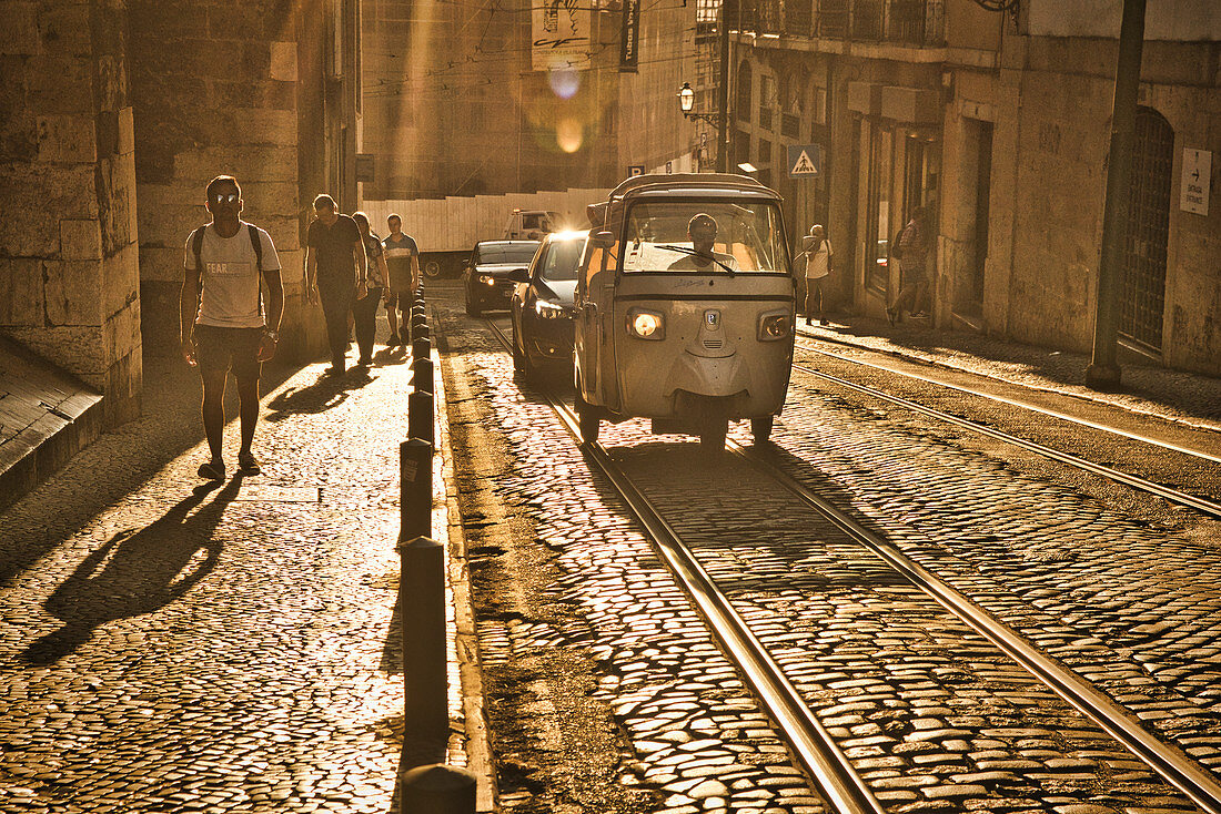 Motorrikscha auf der Rua do Paraiso von der Kathedrale zur Alfama, Lissabon, Portugal