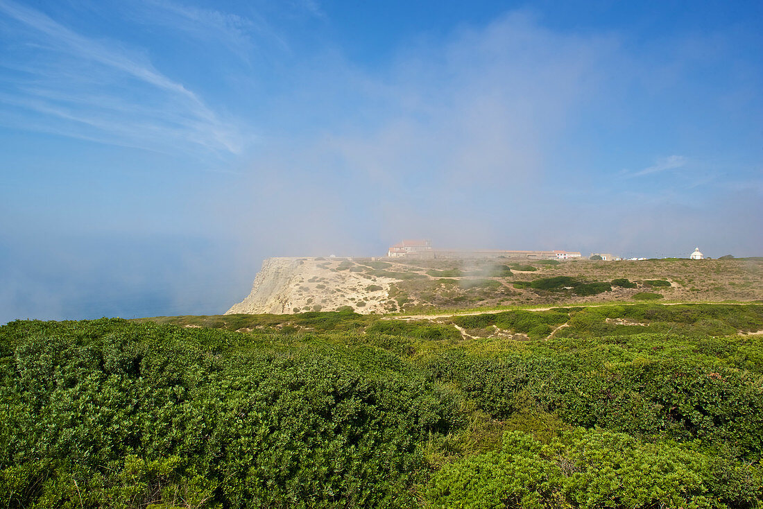 Cabo Espichel mit ziehendem Nebel auf der Setúbal Halbinsel südlich von Lissabon, Portugal