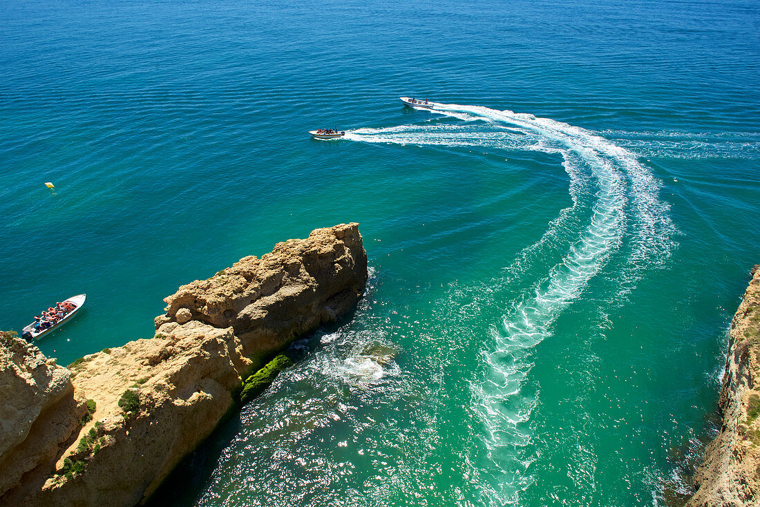 Boote vor der Steilküste bei Benagil, Algarve, Portugal