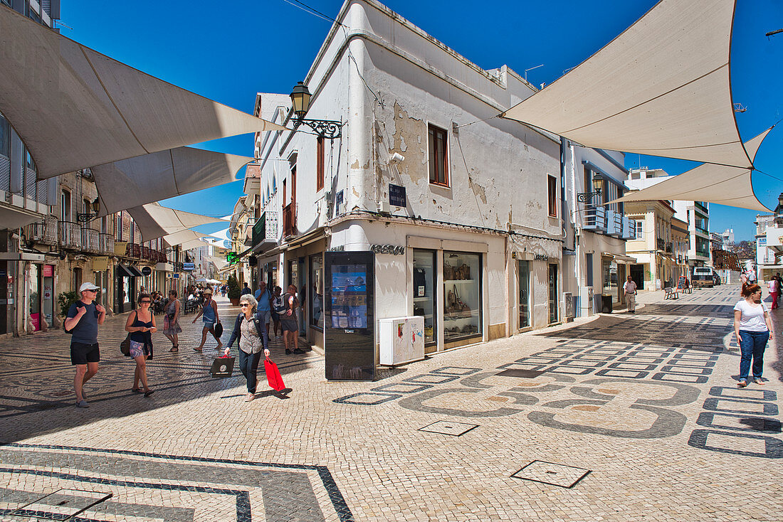 Fussgängerzone mit Sonnensegeln in Faro bei strahlendem Sonnenschein, Algarve, Portugal