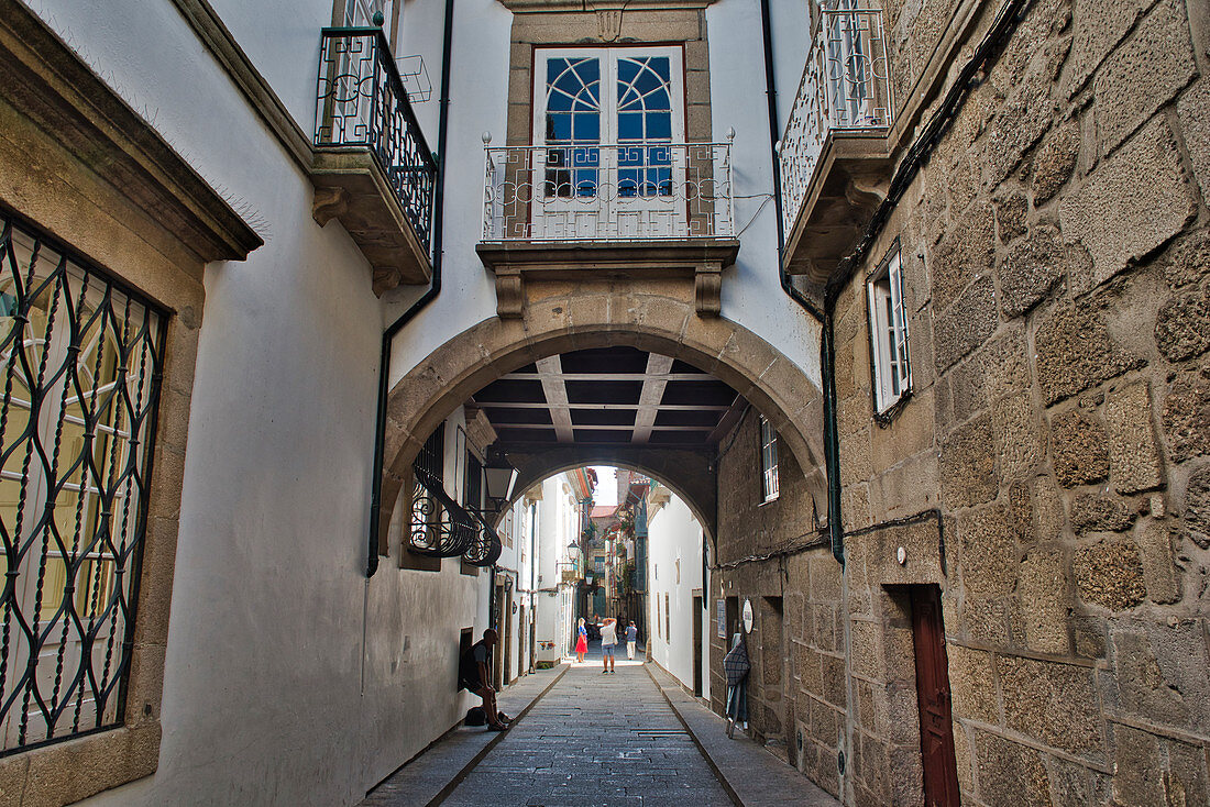 Durchgang in die Altstadt von Guimarães, Nordportugal, Portugal,