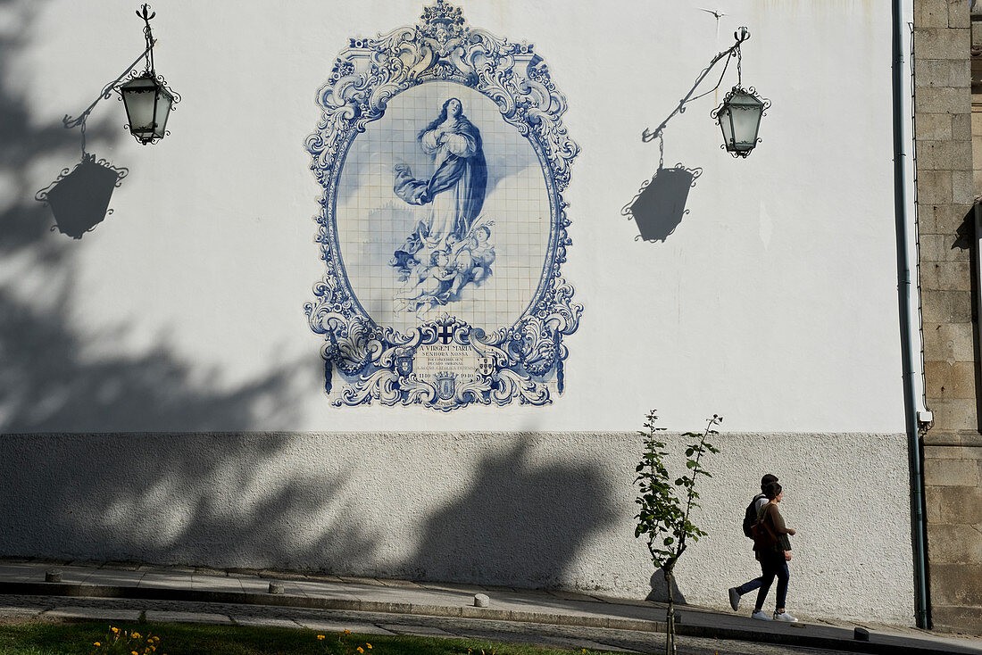 Marienbild in Azulejos mit Lampen und Schatten am Jardim do Carmo, Guimarães, Minho, Nordportugal