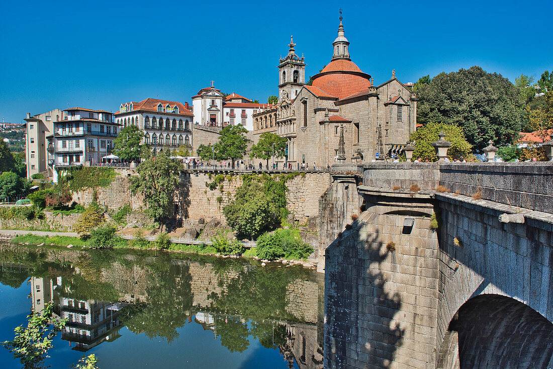 Brücke Ponte de Sao Goncarlo über den Rio Tamega mit Kloster São Goncalo, Amarante, Nordportugal, Portugal