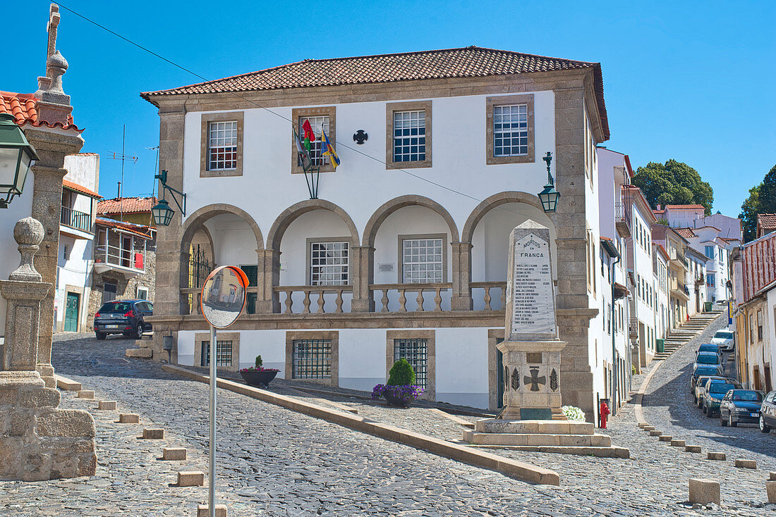 Häuser unterhalb der Zitadelle von Bragança, Trás-os-Montes, Nordportugal, Portugal