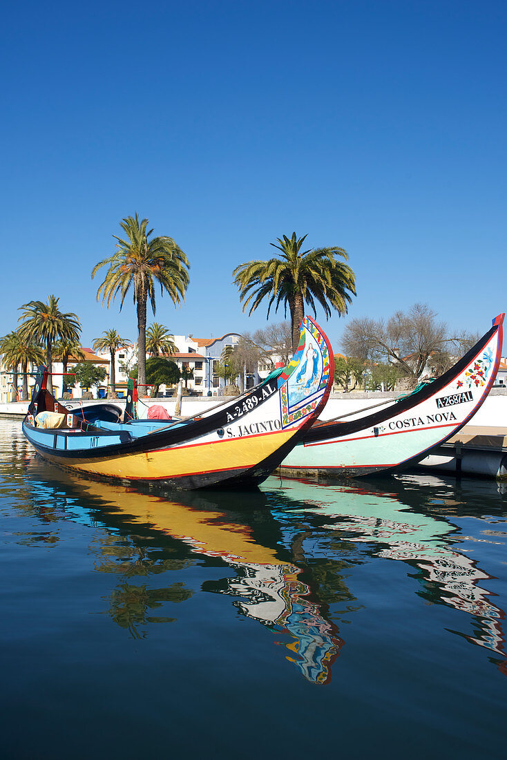 Bunt bemalte Boote auf dem Kanal in Aveiro, Beira Litoral, Portugal,