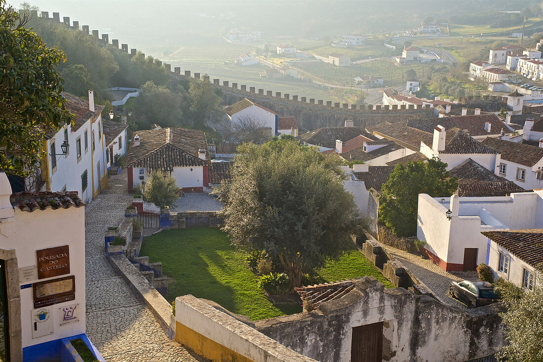 Obidos, mittelalterliche ummauerte Stadt am Morgen nach Sonnenaufgang, Estremadura, Zentralportugal, Portugal