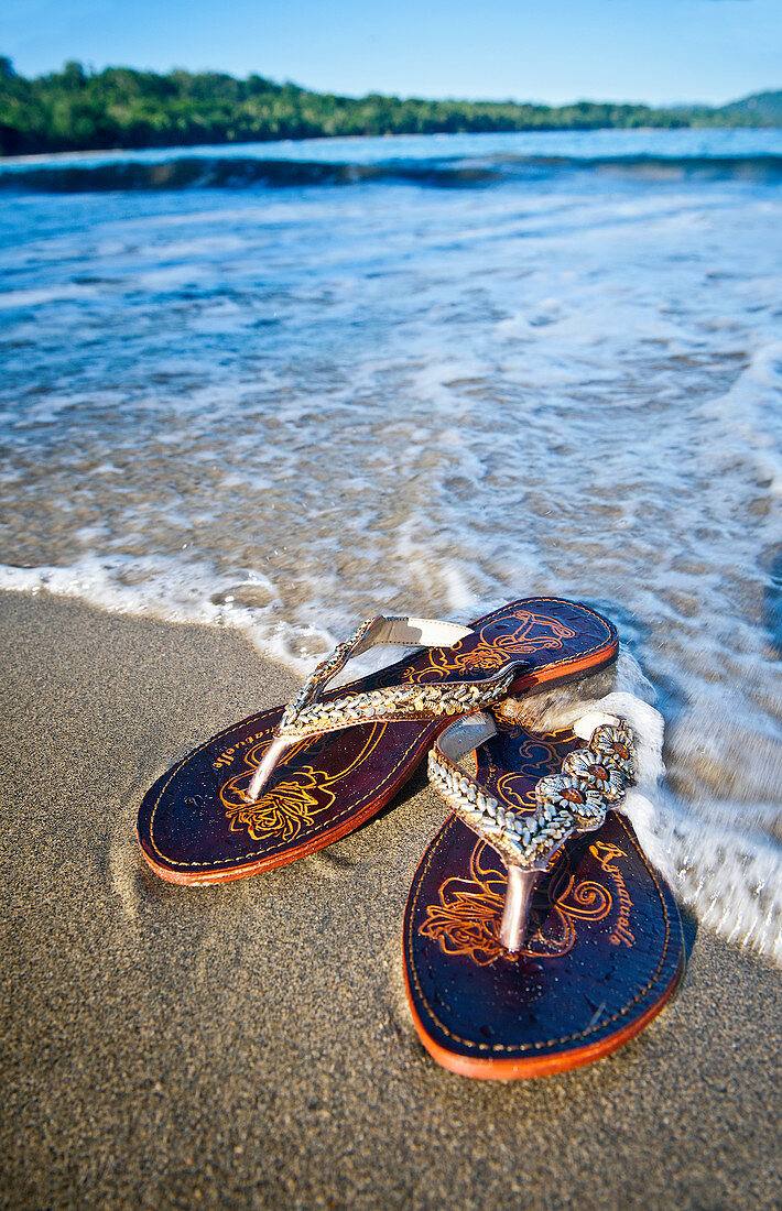 Sandalen am Strand