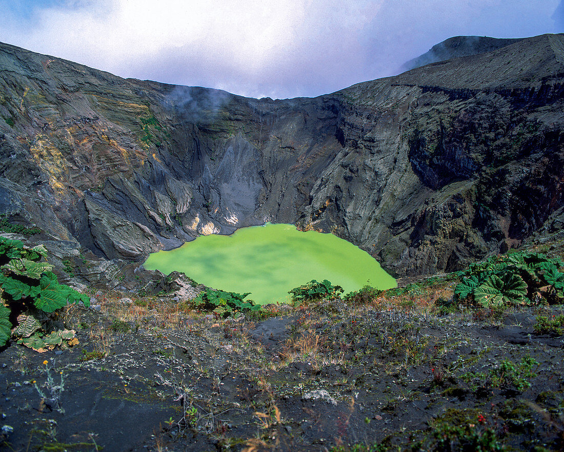 Blick in den Kratersee des Vulkans Irazu, Costa Rica