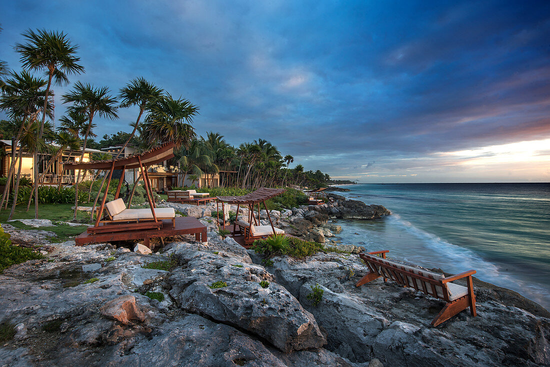 Luxuriöse Strandliegen im Aussenbereich eines Hotels, Tulum, Mexiko