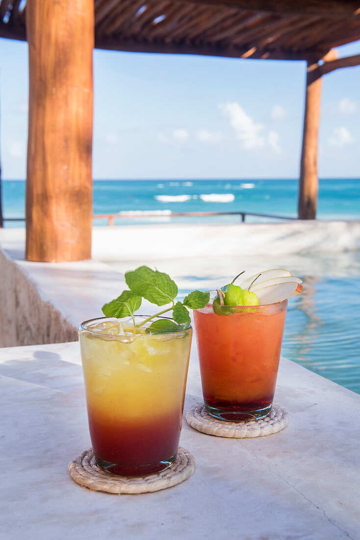 Zwei kühle Cocktails am Strand von Tulum, Mexiko