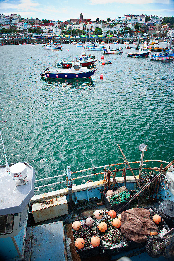 Boote im Hafen der Kanalinsel Guernsey
