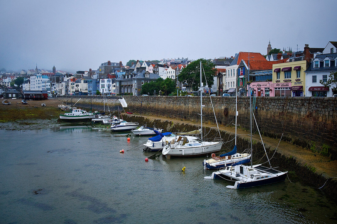 Boote im Hafen bei Ebbe, Kanalinsel Guernsey