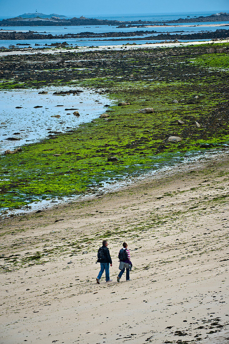 Paar beim Spazieren am Meer, Kanalinsel Herm