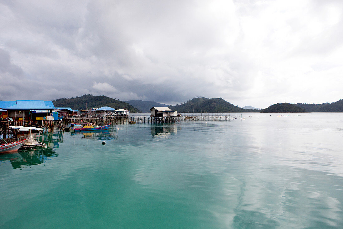 Stadt und Bucht von Letung im Regen, Letung, Jemaja, Anambas, Indonesien