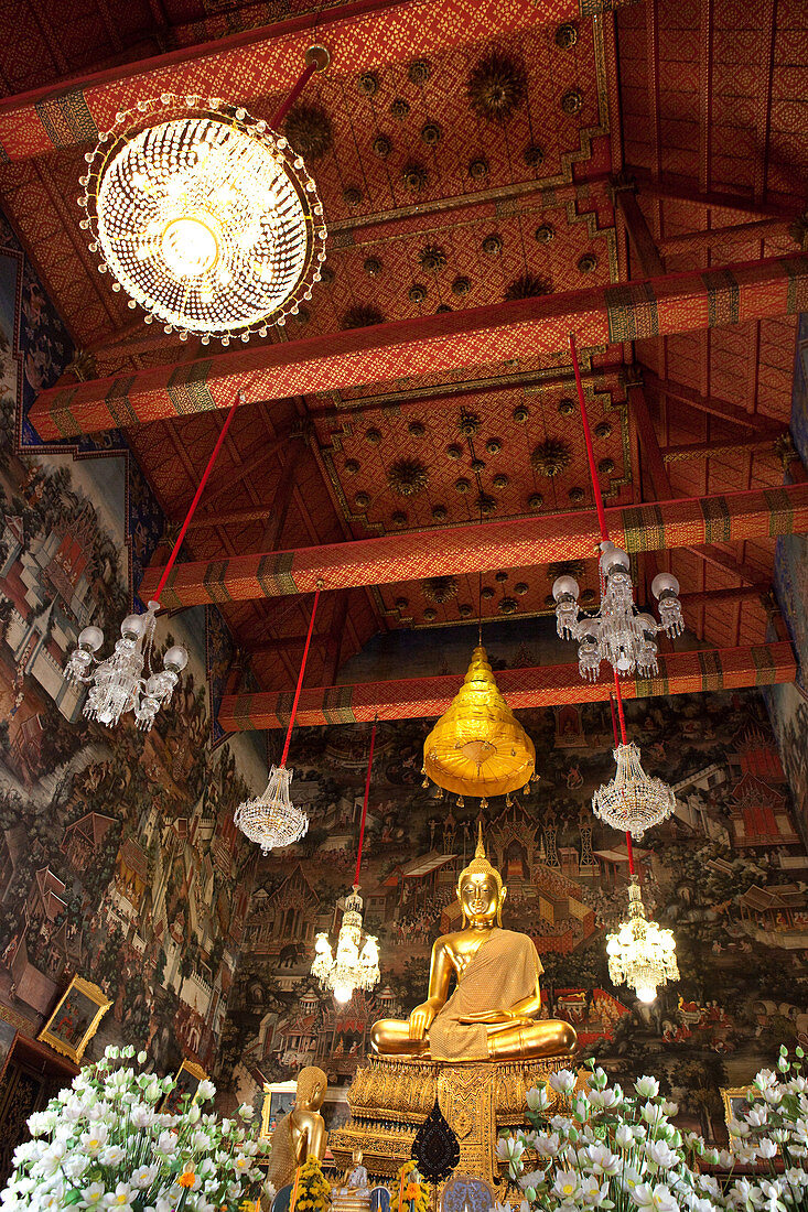 Interior mit sitzender Buddhastatue im Wat Arun, Bangkok, Thailand