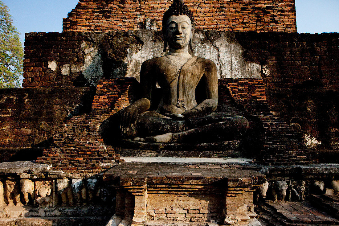 Sitzender Buddha im Historical Park von Sukhothai im Tempel Wat Mahathat, alte Königsstadt, Sukhothai, Thailand