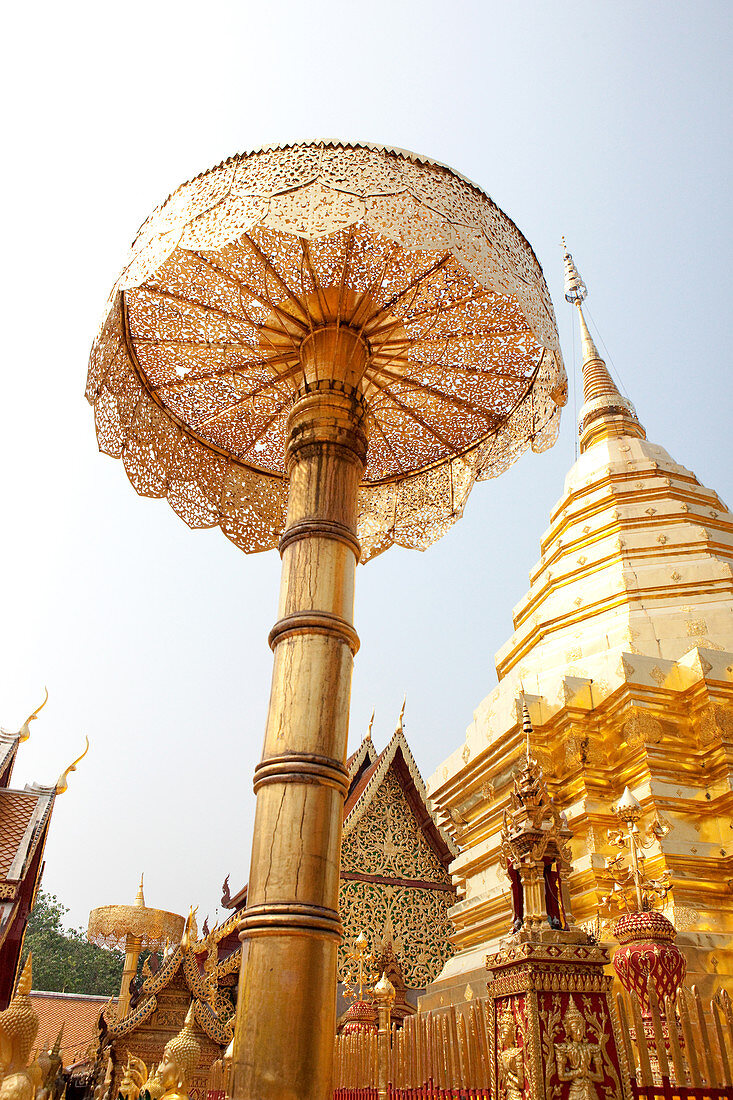 Goldene Stupa und Schirm im buddhistischen Tempel Wat Prah That Doi Suthep, Chiang Mai, Thailand