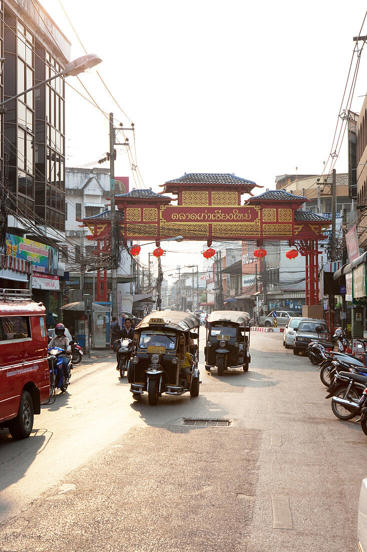 Strasse mit Tuk Tuks nach China Town in Chiang Mai, Chiang Mai, Thailand