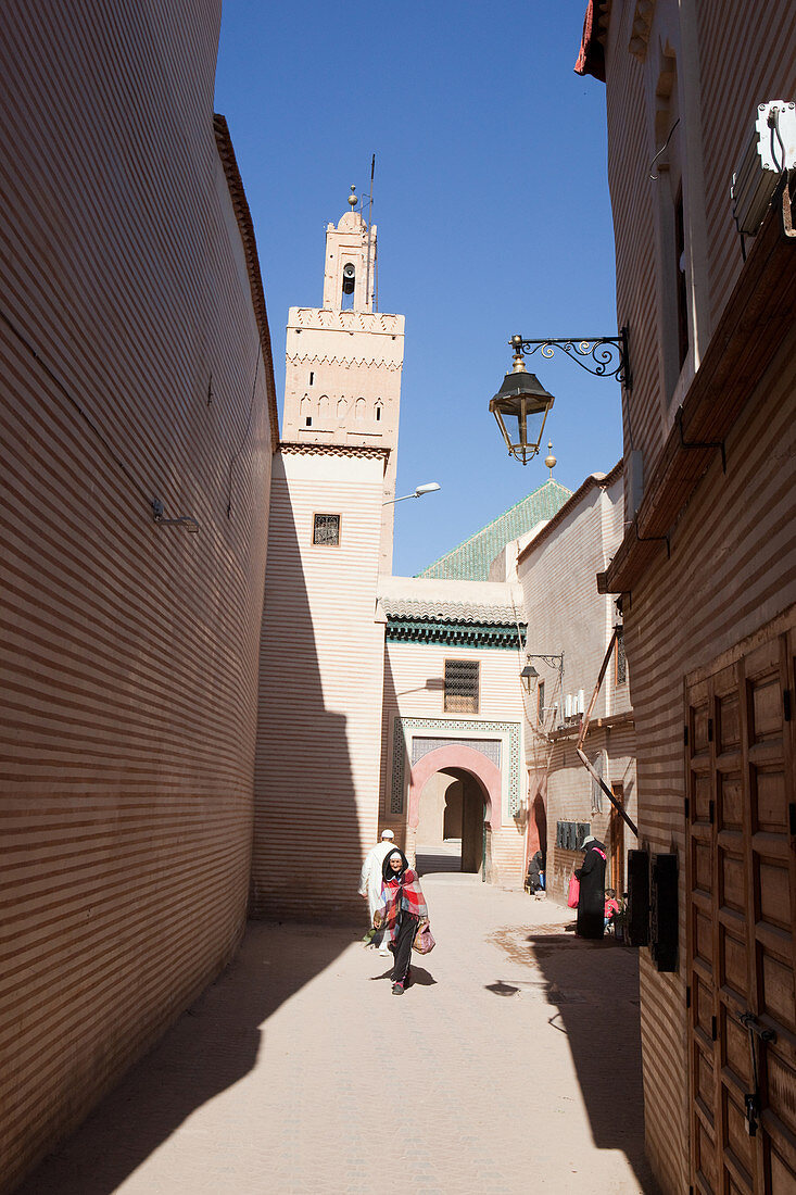 Gasse zu einer Moschee in Marrakesch, Marrakesch, Marokko