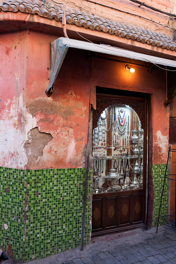 Auslage, Schaufenster mit Silberwaren im Souk von Marrakesch, Marrakesch, Marokko