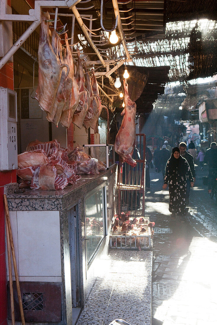 Metzger Auslage auf offener Strasse in einem Souk von Marrakesch, Marrakesch, Marokko