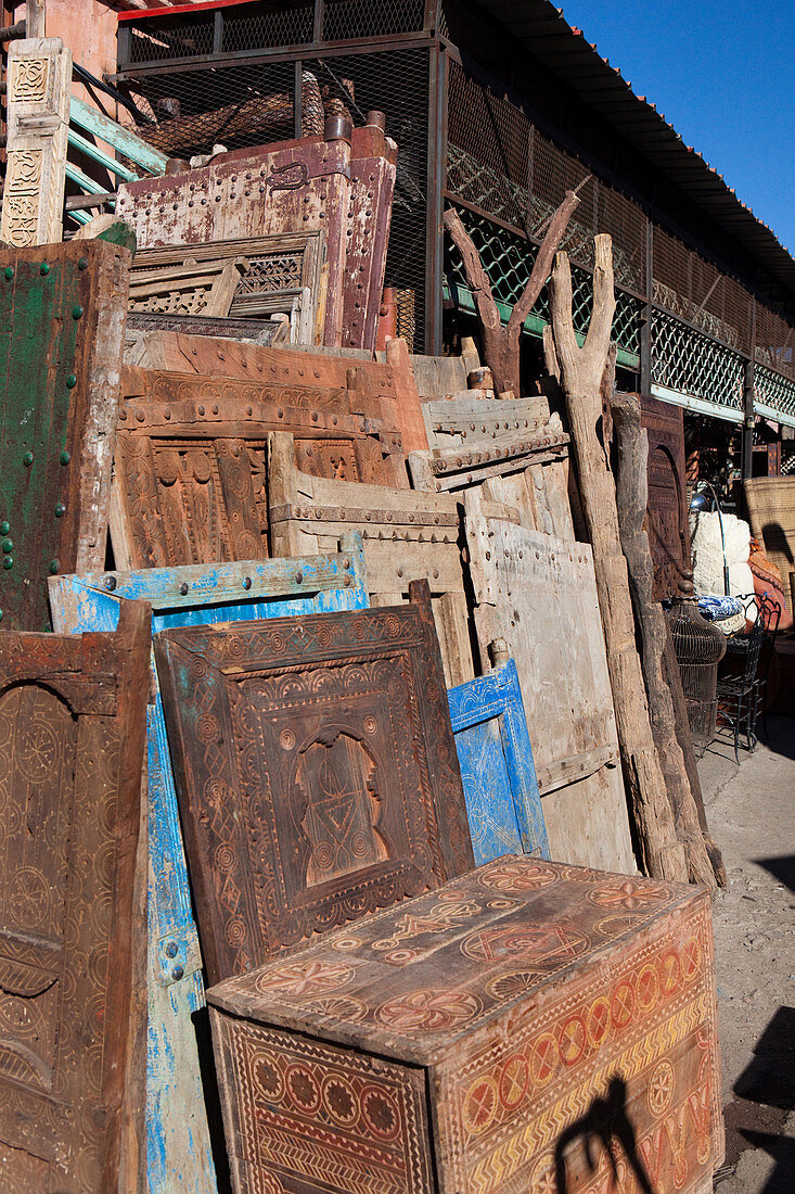 Alte historische Holztüren auf dem Souk el Khemis, Marrakesch, Marokko