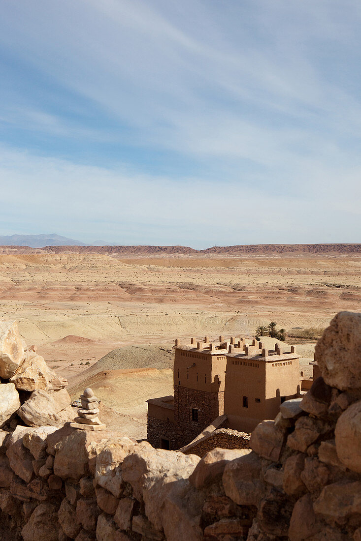 Blick von einem Hügel auf die Kasbah Ait Ben Haddou und die Wüste, Ait Ben Haddou, Marokko
