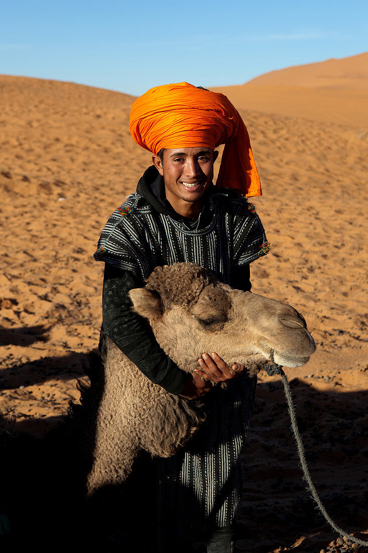 Beduine und sein Kamel in der Erg Chebbi Wüste, Erg Chebbi, Merzouga, Errachidia, Marokko