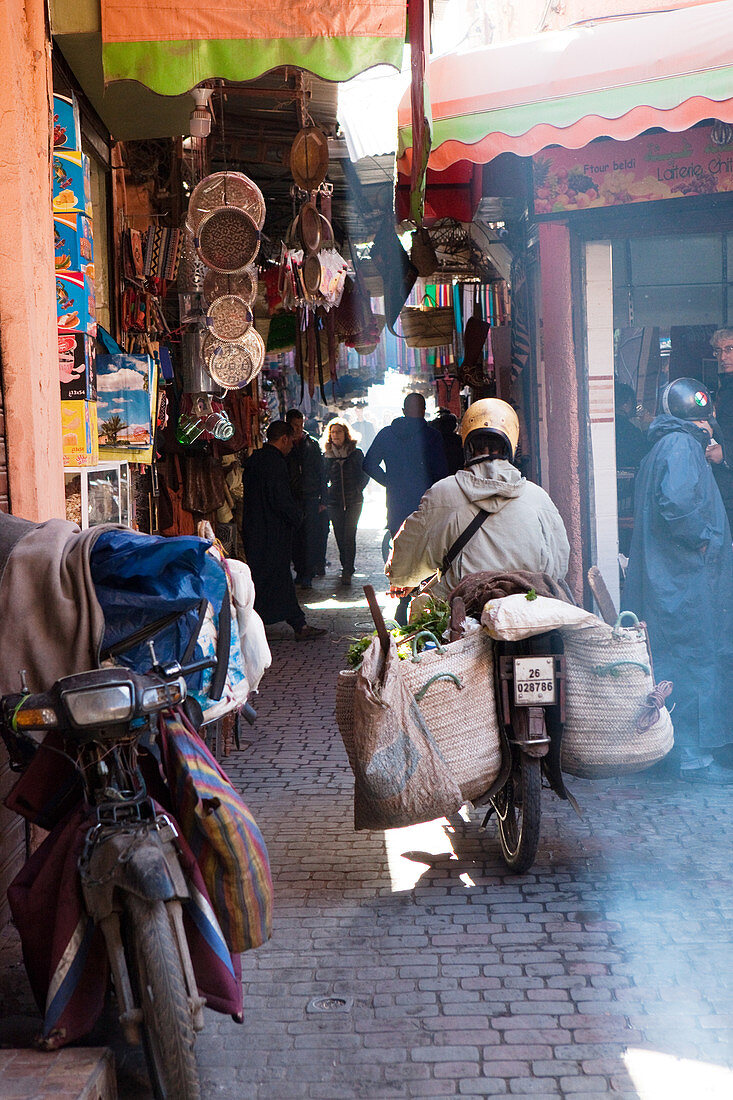 Motorräder und Souvenirläden in den Souks der Medina, Marrakesch, Marokko