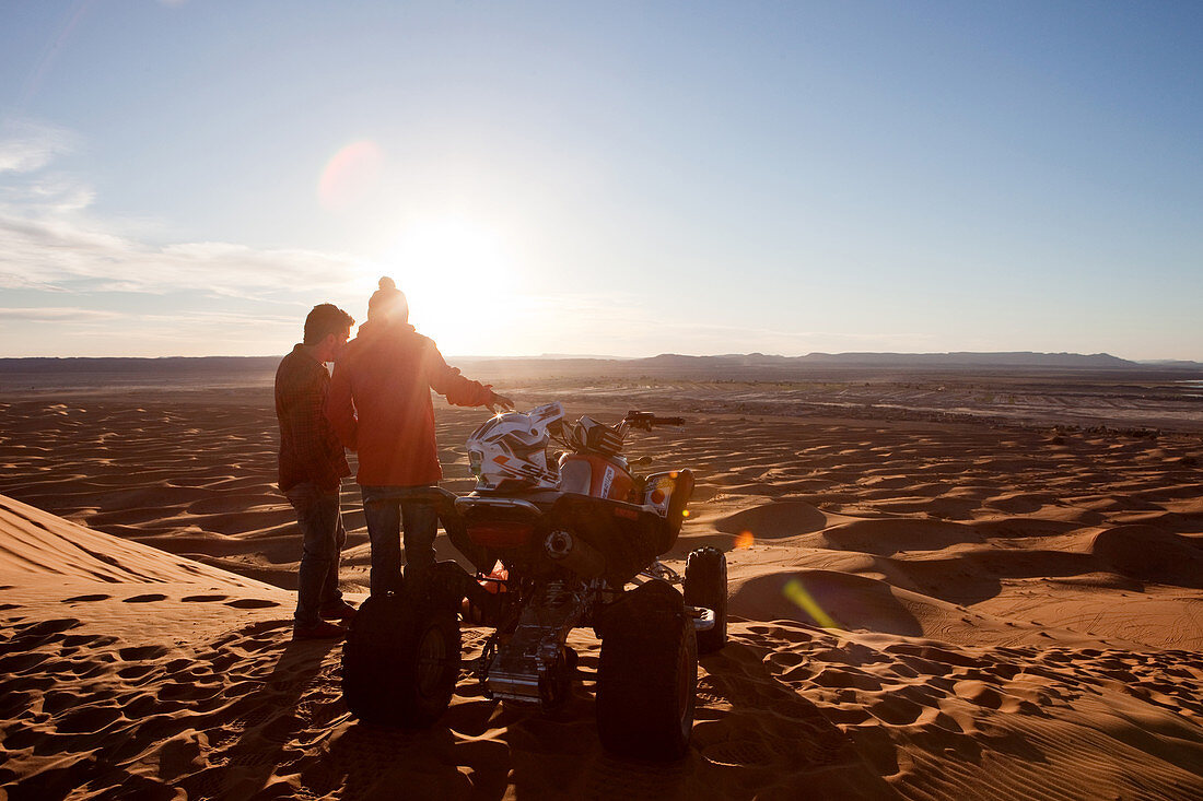 Quad auf einer Düne im Sonnenuntergang in der Erg Chebbi Wüste, Erg Chebbi, Merzouga, Errachidia, Marokko