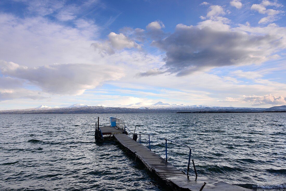 Steg am Ufer des Sees, Blick von der Halbinsel Sewan, Sewansee, Armenien, Asien