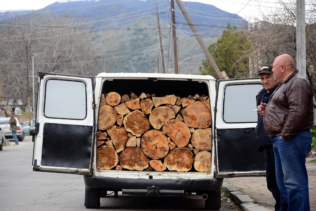 Kleintransporter mit frisch geschlagenem Holz in Garni östlich von Jerewan, Armenien, Asien