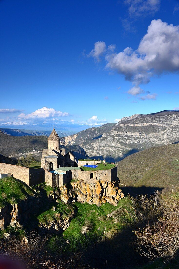 Frühchristliches Kloster Tatew in archaischer Landschaft, Worotan-Schlucht bei Goris, Süd- Armenien, Asien