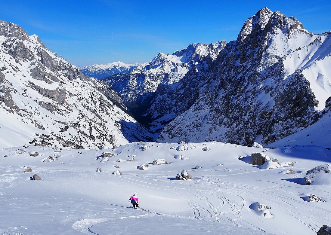 Snowboarder on wild descent, skiing in the White Valley under the Zugspitze, Garmisch-Partenkirchen, Bavaria, Germany