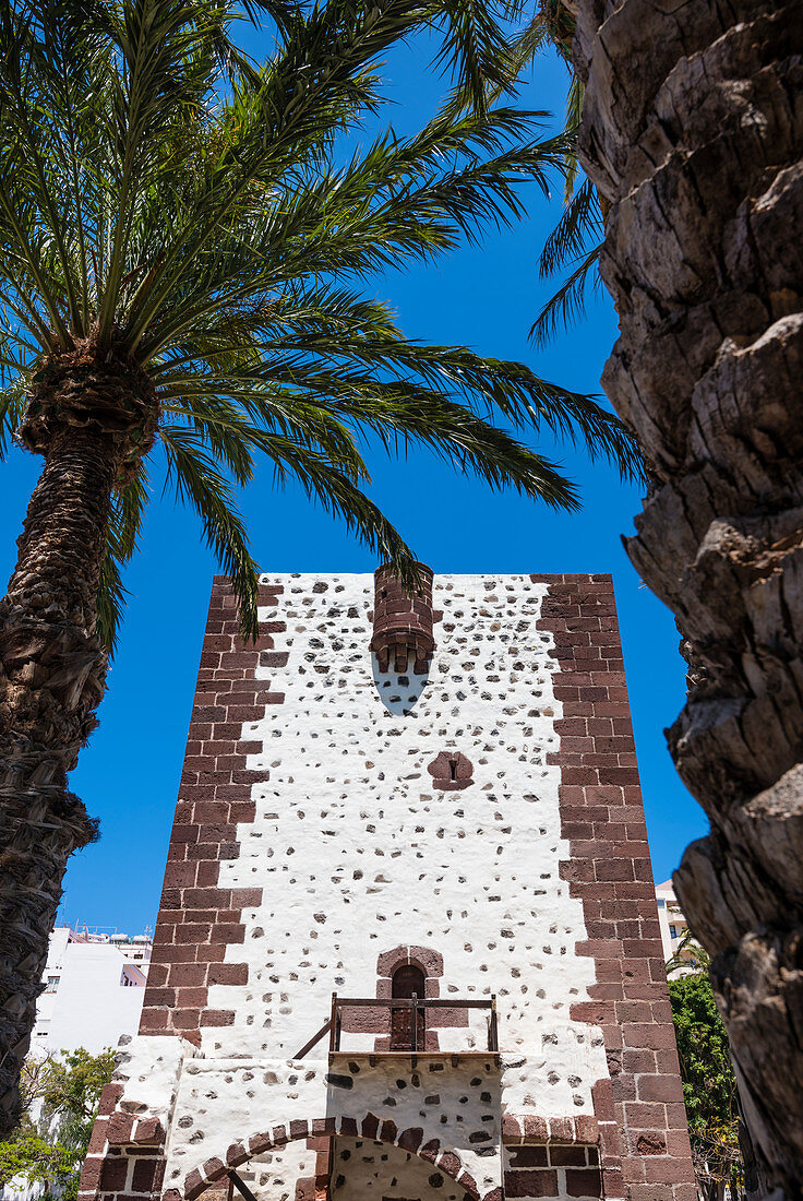 Der Turm Torre del Conde im gleichnamigen Park der  Hauptstadt, San Sebastián de La Gomera, La Gomera,