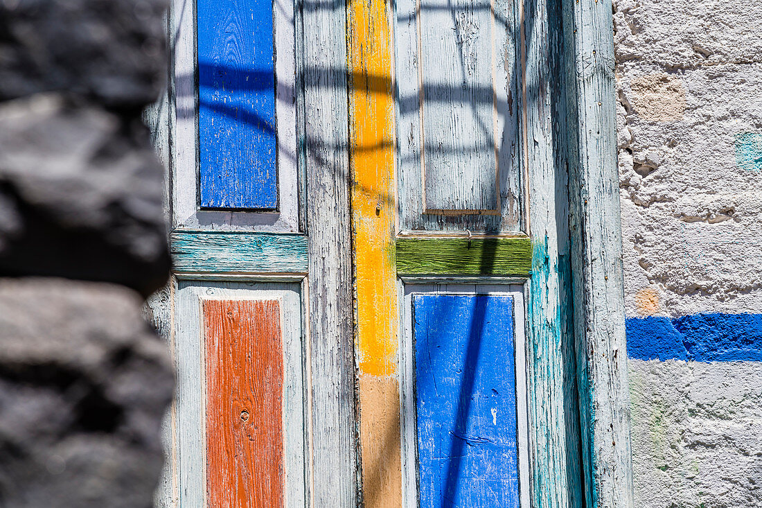 Eine bunte Eingangstür im Künstlerdorf El Guro, Valle Gran Rey, La Gomera, Kanarische Inseln, Spanien