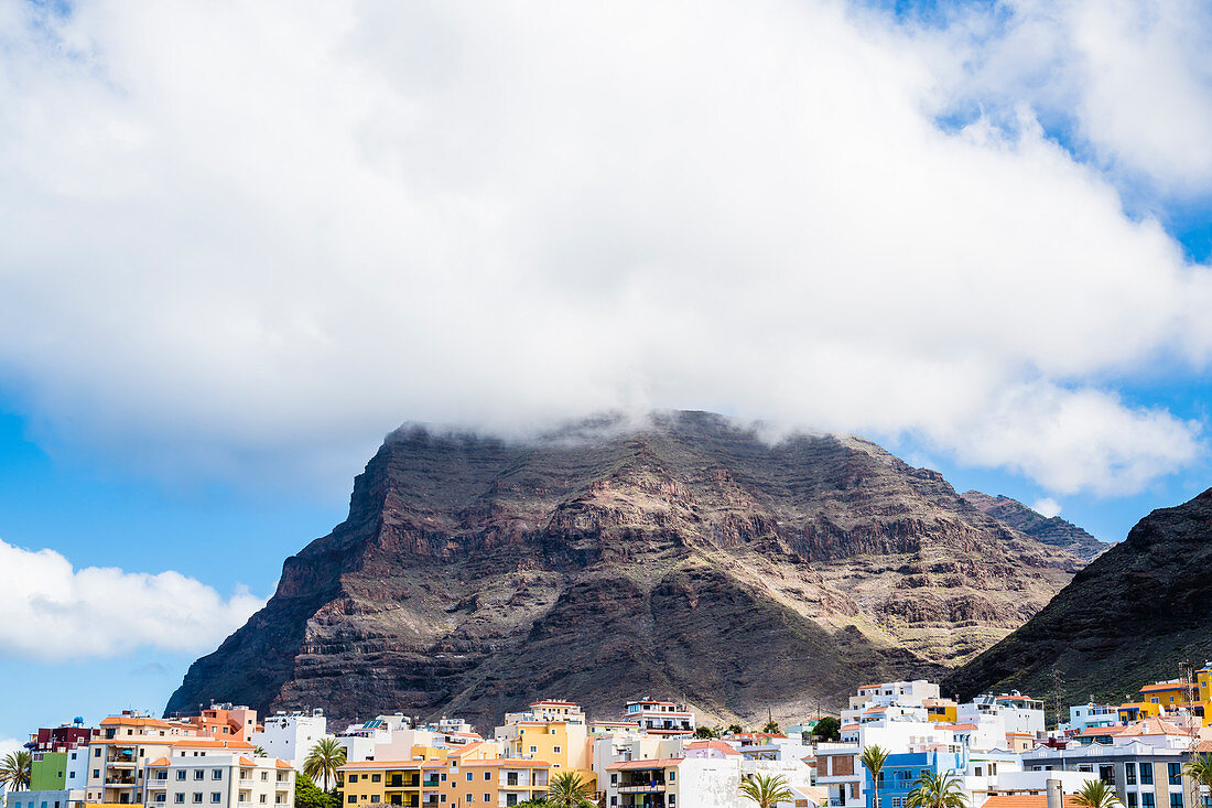 Die Steilküste und der Ortsteil Vueltas, Valle Gran Rey, La Gomera, Kanarische Inseln, Spanien